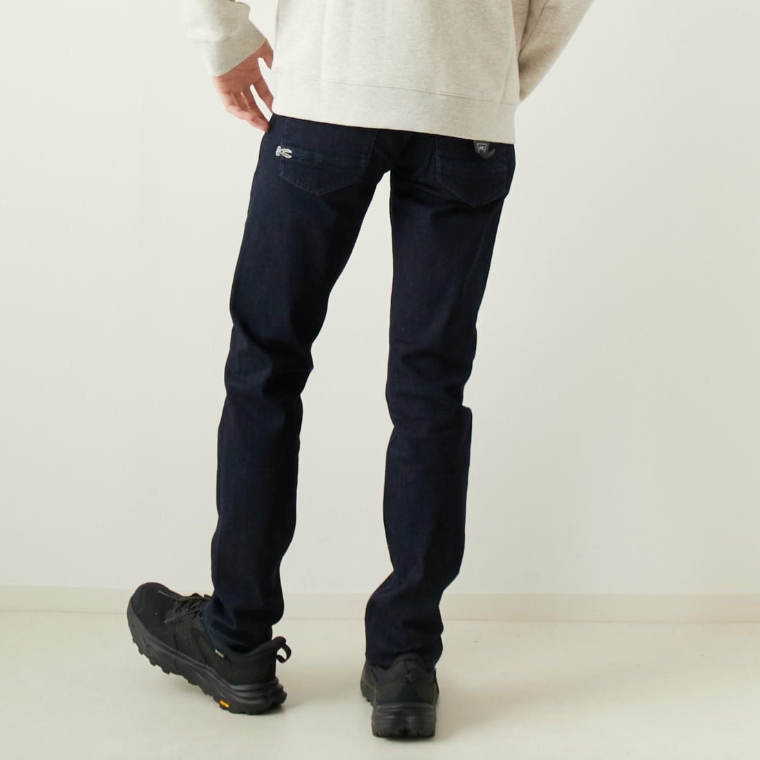 DENHAM [デンハム] スリムフィットジーンズ RAZOR [RAZOR-BLFMVBLUE] DARK BLUE &&モデル身長：182cm 着用サイズ：29&&