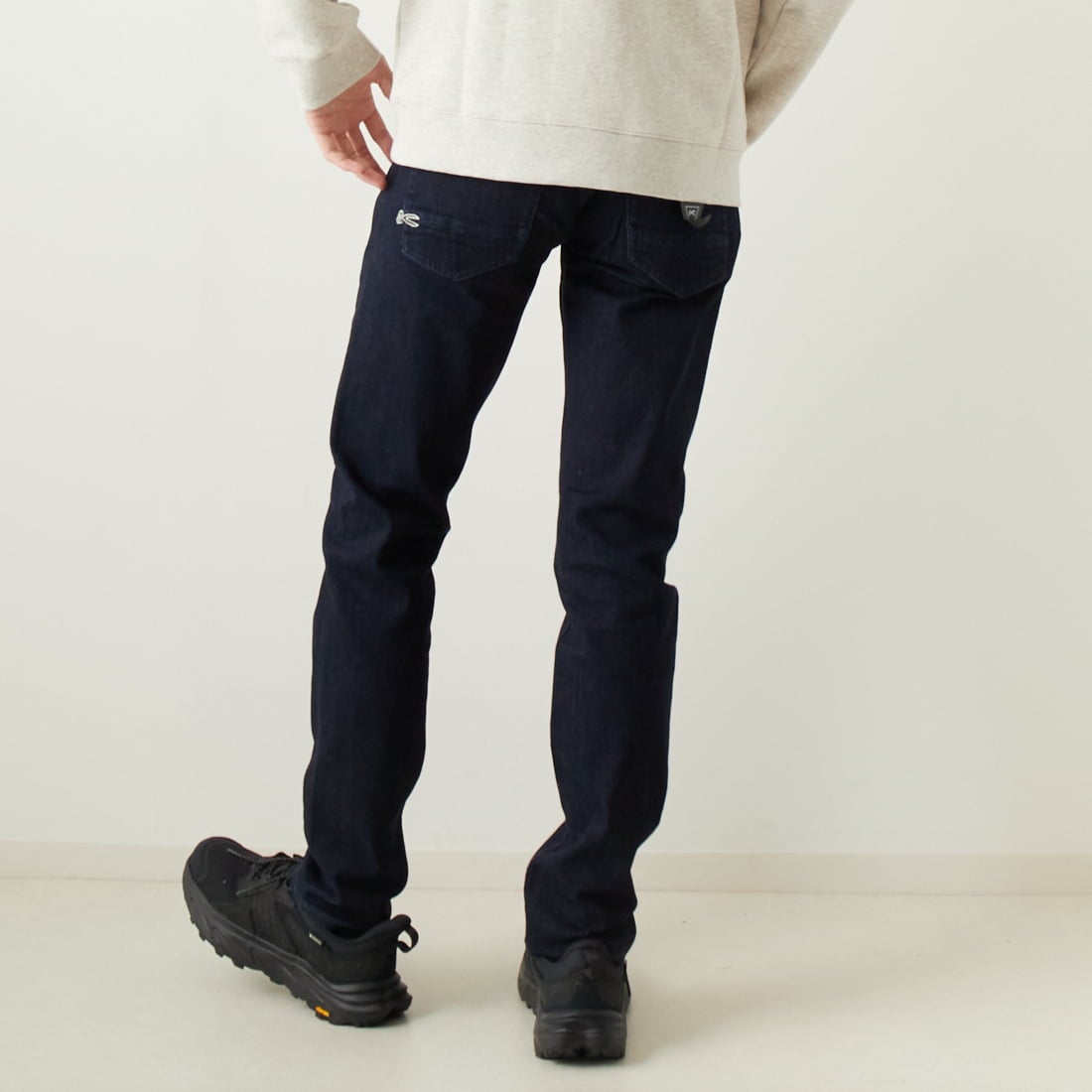 DENHAM [デンハム] スリムフィットジーンズ RAZOR [RAZOR-BLFMVBLUE] DARK BLUE &&モデル身長：182cm 着用サイズ：29&&