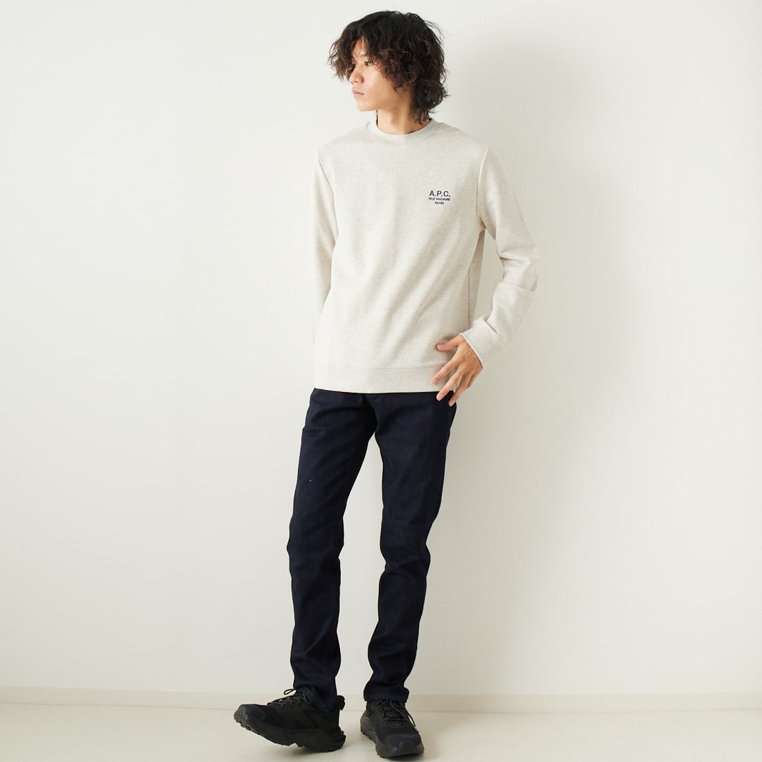 DENHAM [デンハム] スリムフィットジーンズ RAZOR [RAZOR-BLFMVBLUE] DARK BLUE &&モデル身長：182cm 着用サイズ：29&&