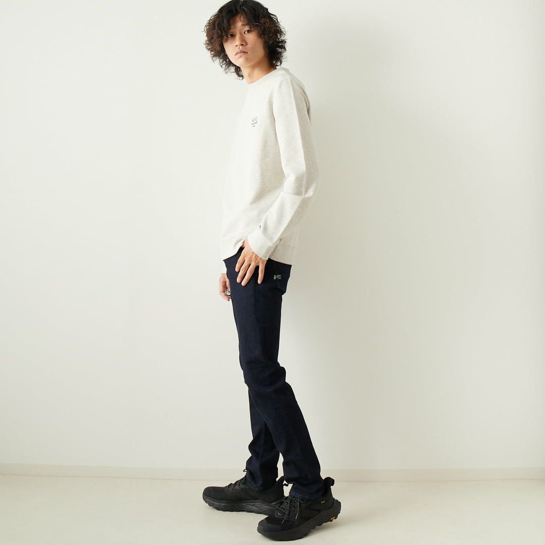 DENHAM [デンハム] スリムフィットジーンズ RAZOR [RAZOR-BLFMVBLUE] DARK BLUE &&モデル身長：182cm 着用サイズ：29&&