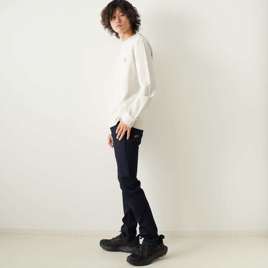 DENHAM [デンハム] スリムフィットジーンズ RAZOR [RAZOR-BLFMVBLUE] DARK BLUE &&モデル身長：182cm 着用サイズ：29&&