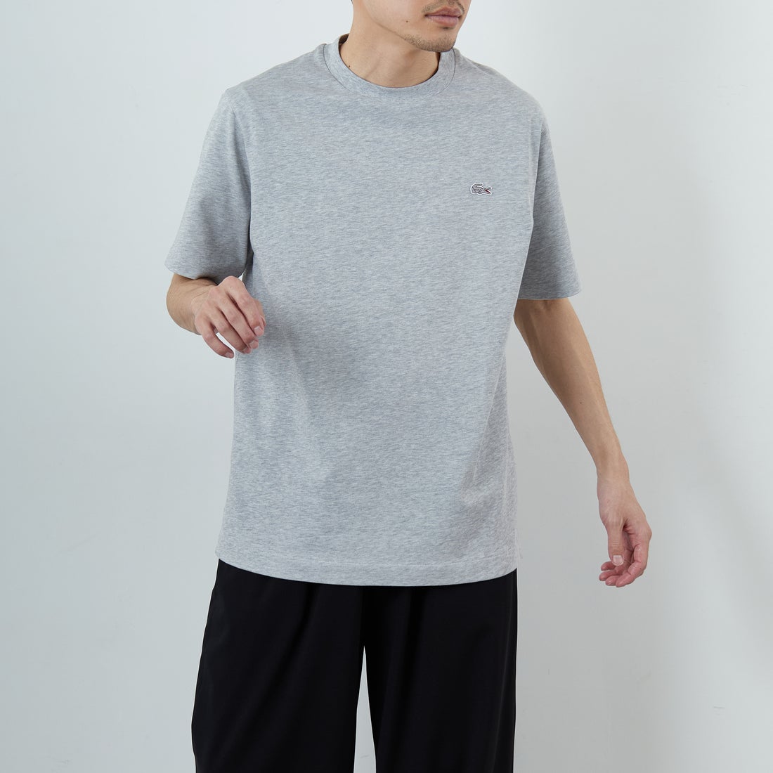 LACOSTE [ラコステ] クルーネックTシャツ [TH5582] CCA SILVER &&モデル身長：168cm 着用サイズ：4&&