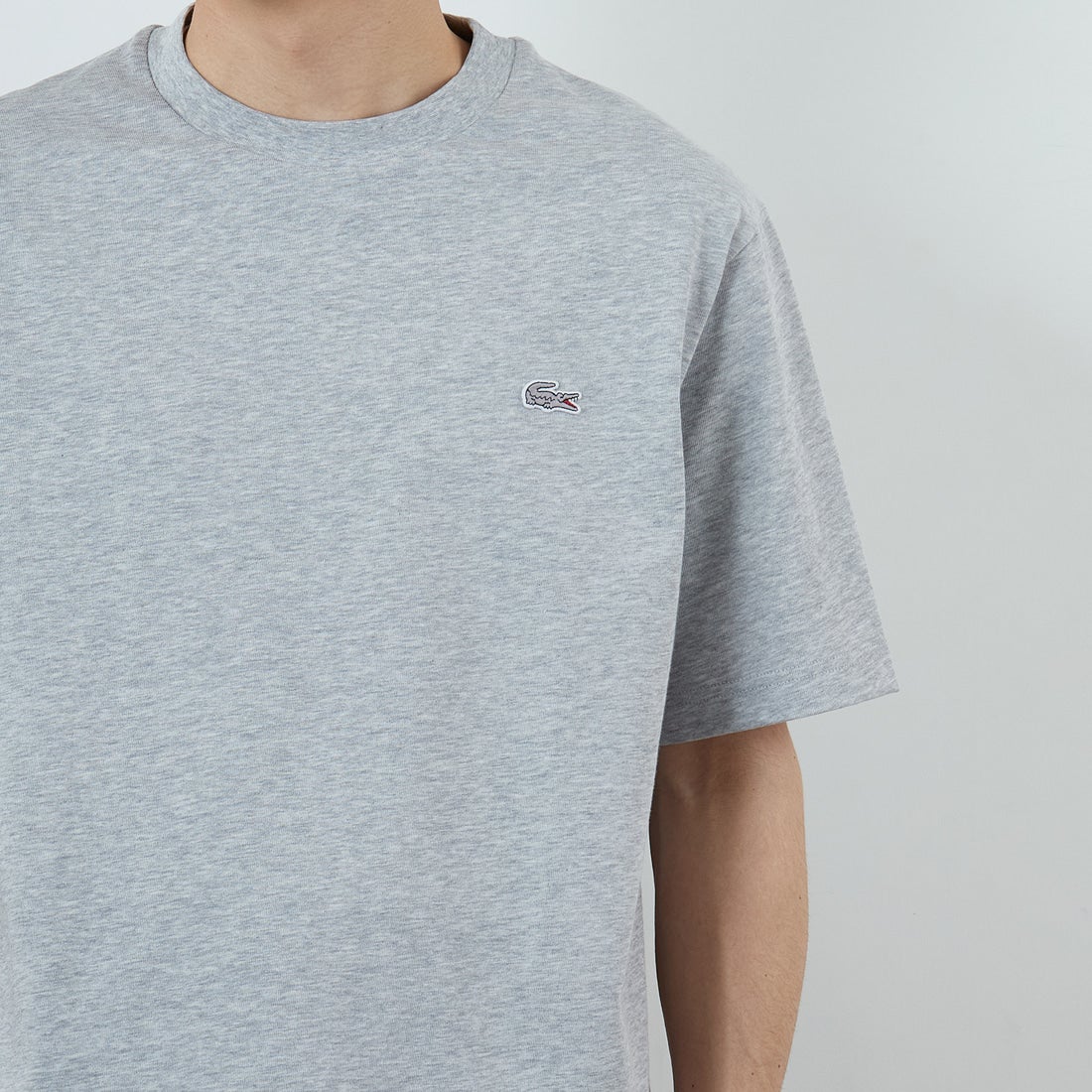 LACOSTE [ラコステ] クルーネックTシャツ [TH5582] CCA SILVER &&モデル身長：168cm 着用サイズ：4&&