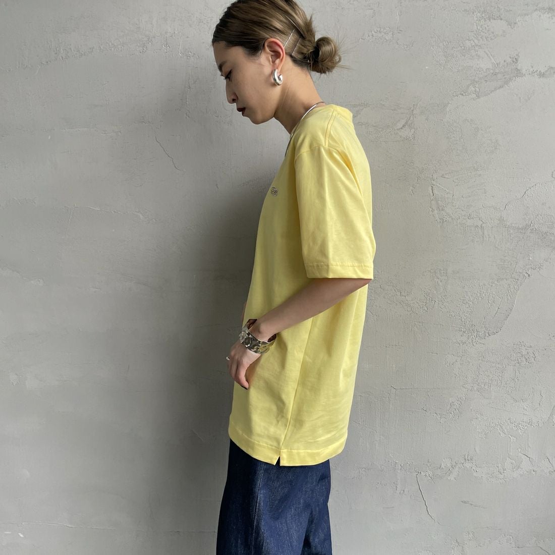 LACOSTE [ラコステ] クルーネックTシャツ [TH5582] 107 YELLOW &&モデル身長：150cm 着用サイズ：2&&