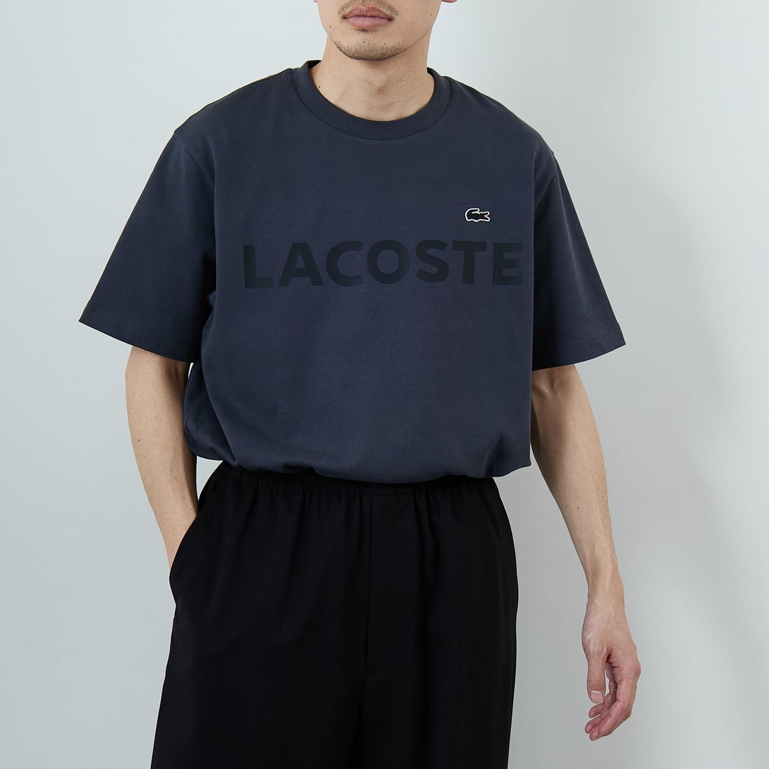LACOSTE [ラコステ] ヘビーウェイトロゴTシャツ [TH2299] S5T GRAPHI &&モデル身長：168cm 着用サイズ：4&&