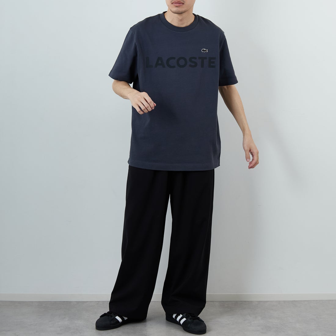 LACOSTE [ラコステ] ヘビーウェイトロゴTシャツ [TH2299] S5T GRAPHI &&モデル身長：168cm 着用サイズ：4&&