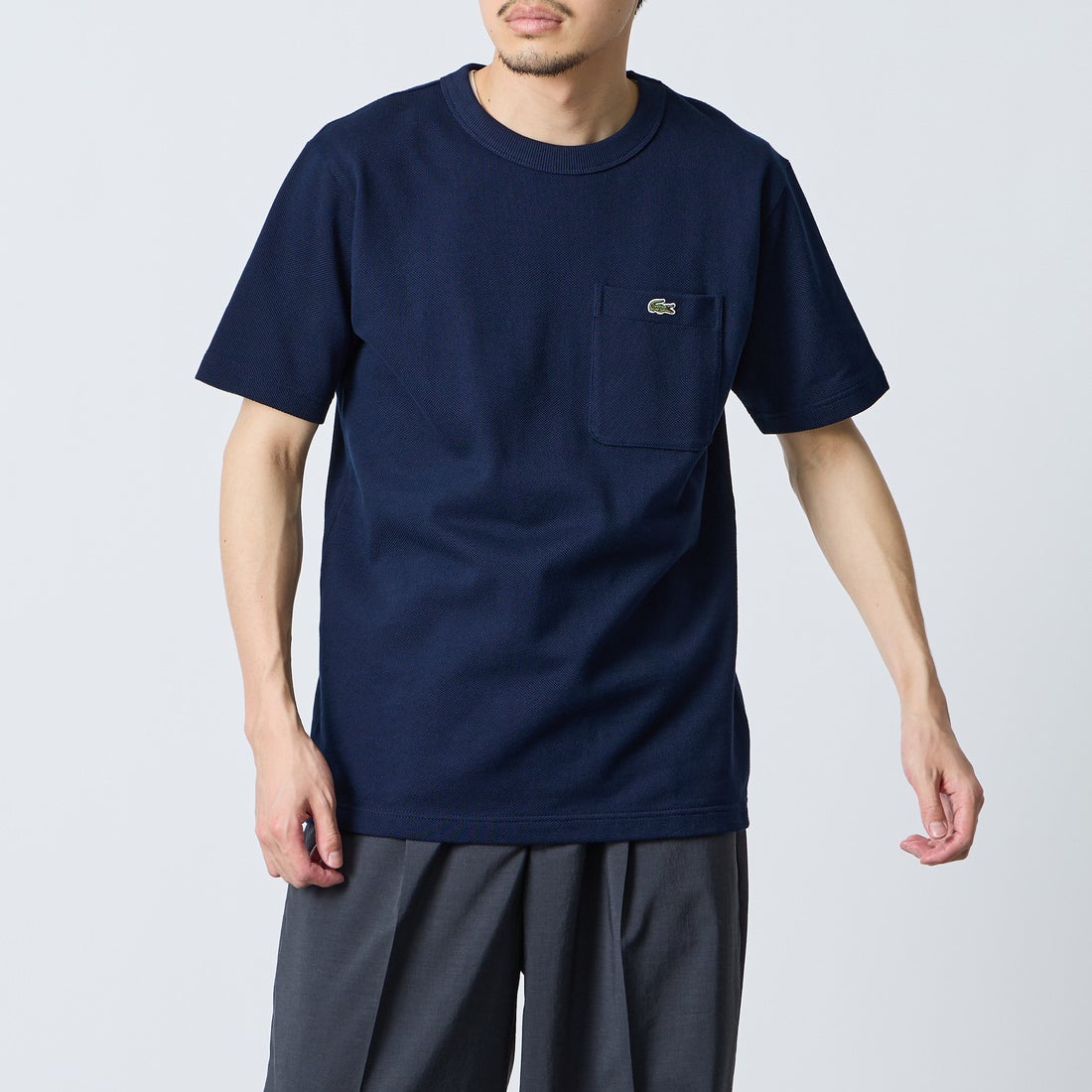 LACOSTE [ラコステ] ワンポイントロゴ 鹿の子ポケットTシャツ [TH4921] 166 NAVY B &&モデル身長：168cm 着用サイズ：3&&