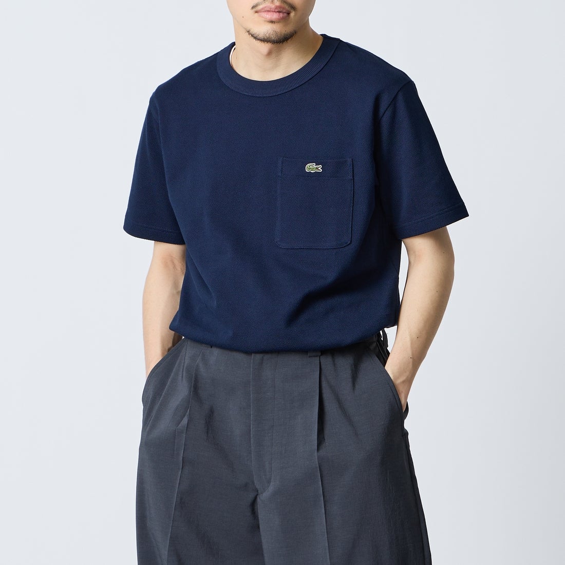 LACOSTE [ラコステ] ワンポイントロゴ 鹿の子ポケットTシャツ [TH4921] 166 NAVY B &&モデル身長：168cm 着用サイズ：3&&