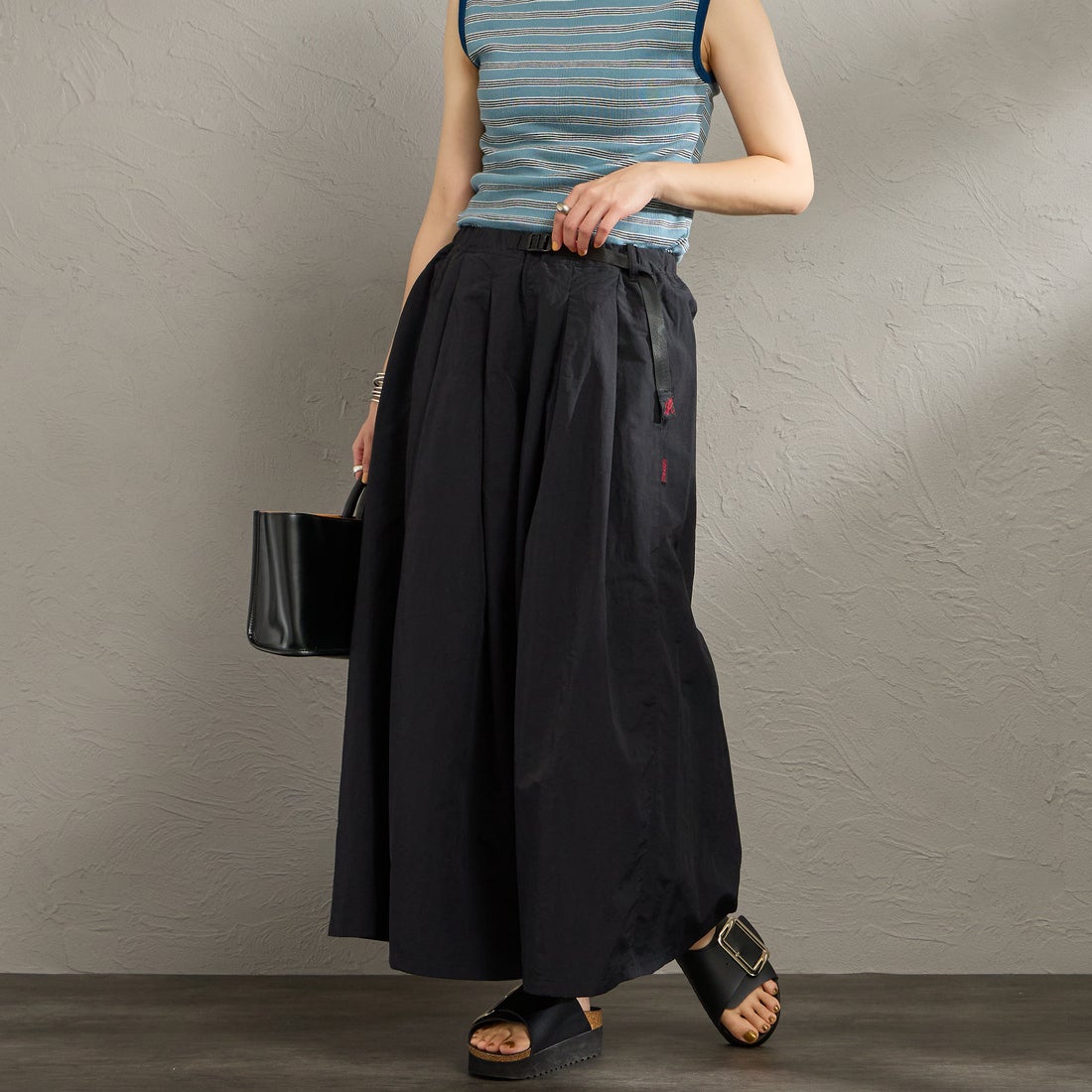 GRAMiCCi [グラミチ] ナイロンフレアパンツ [G2SW-SK034] BLACK &&モデル身長：158cm 着用サイズ：M&&