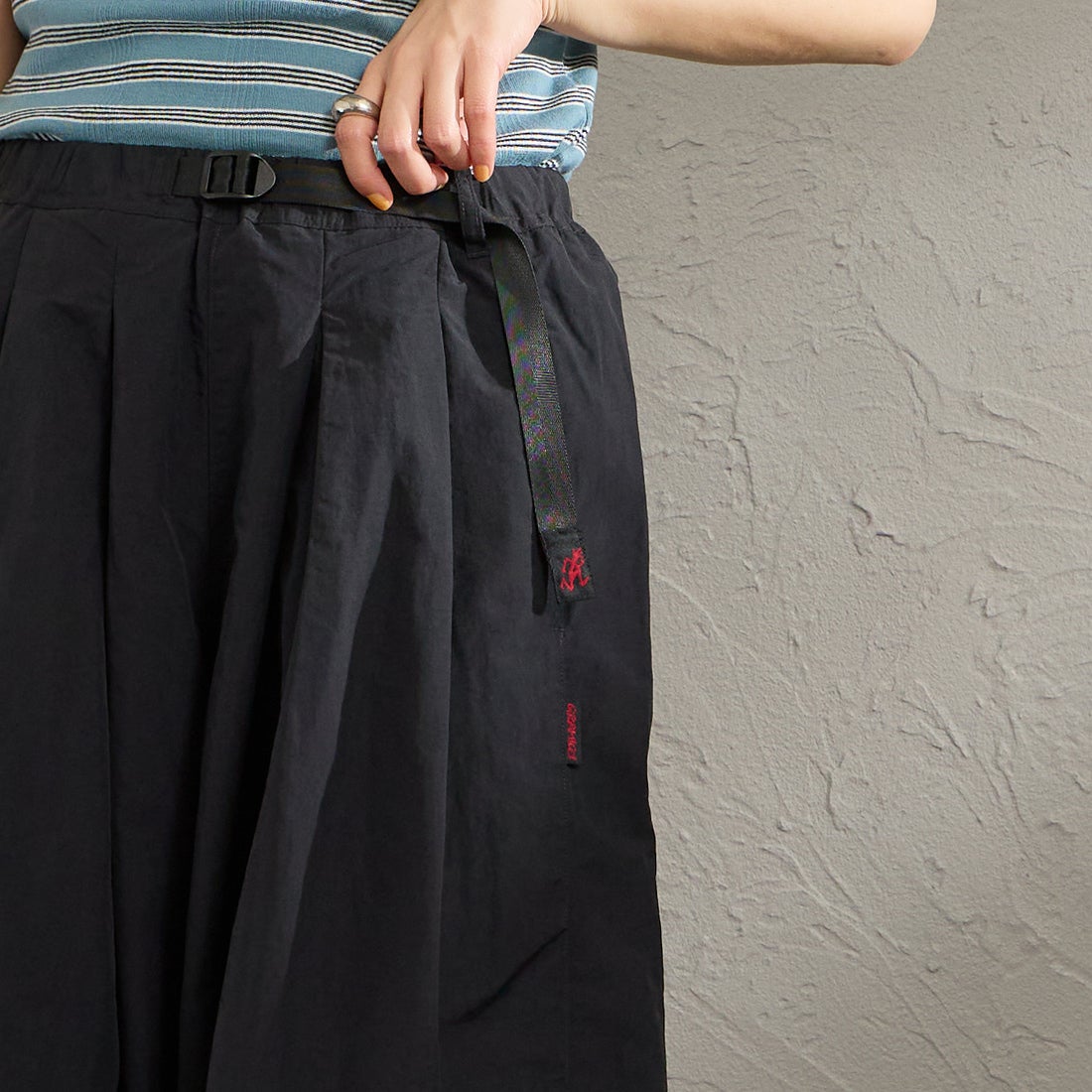 GRAMiCCi [グラミチ] ナイロンフレアパンツ [G2SW-SK034] BLACK &&モデル身長：158cm 着用サイズ：M&&