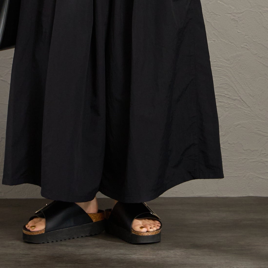 GRAMiCCi [グラミチ] ナイロンフレアパンツ [G2SW-SK034] BLACK &&モデル身長：158cm 着用サイズ：M&&