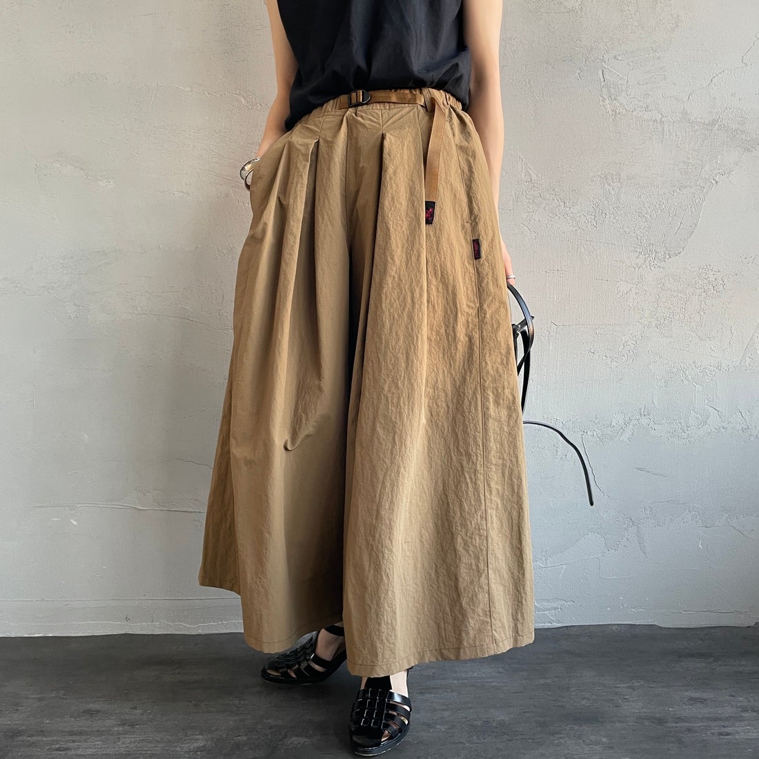 GRAMiCCi [グラミチ] ナイロンフレアパンツ [G2SW-SK034] COYOTE &&モデル身長：158cm 着用サイズ：M&&