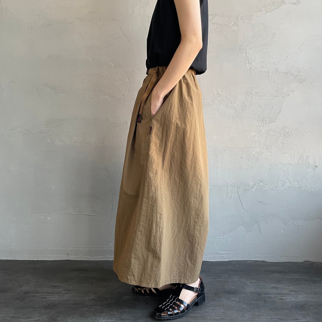 GRAMiCCi [グラミチ] ナイロンフレアパンツ [G2SW-SK034] COYOTE &&モデル身長：158cm 着用サイズ：M&&