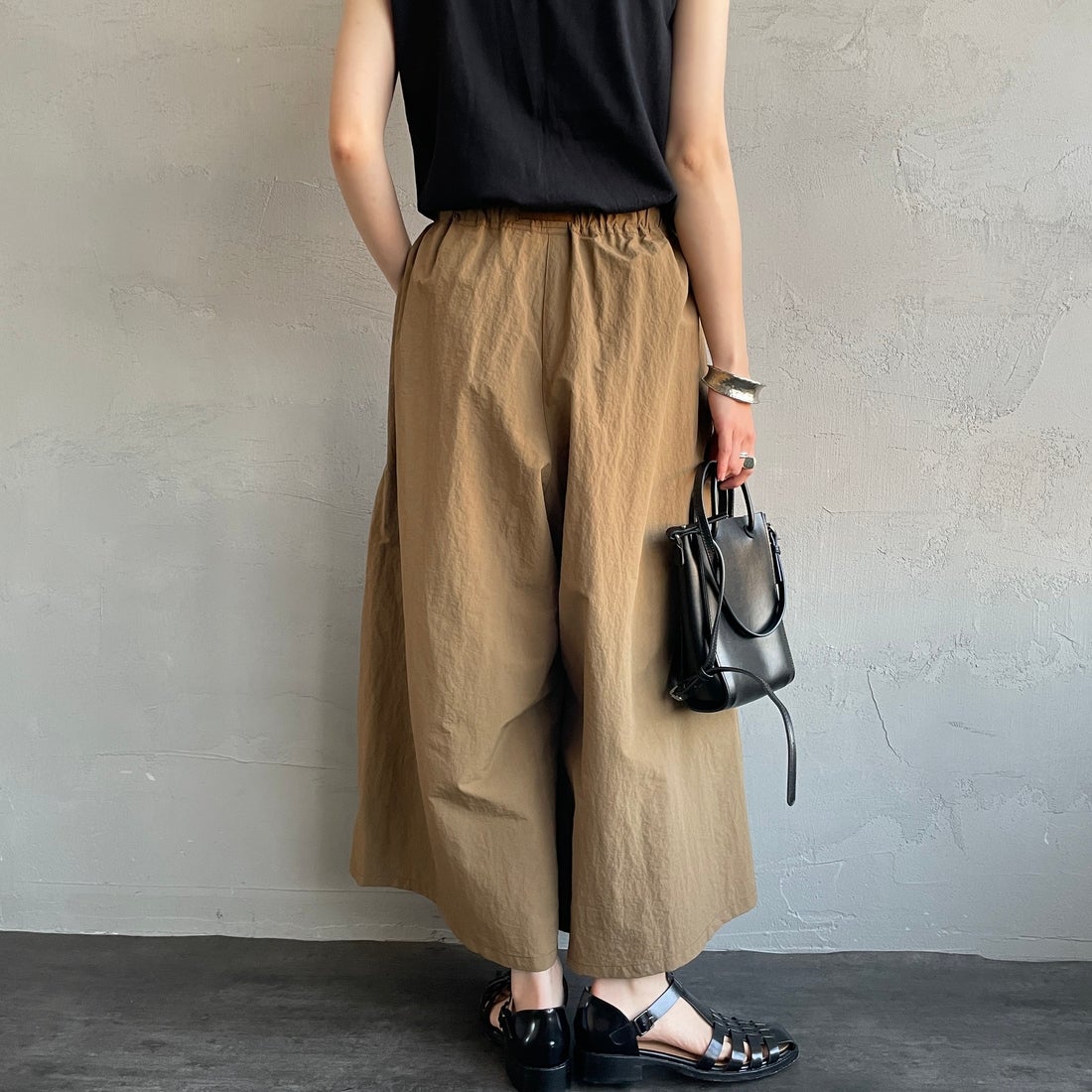 GRAMiCCi [グラミチ] ナイロンフレアパンツ [G2SW-SK034] COYOTE &&モデル身長：158cm 着用サイズ：M&&