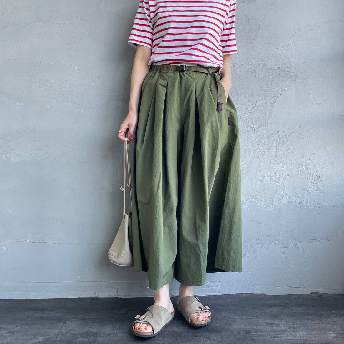 GRAMiCCi [グラミチ] ナイロンフレアパンツ [G2SW-SK034] OLIVE &&モデル身長：160cm 着用サイズ：M&&
