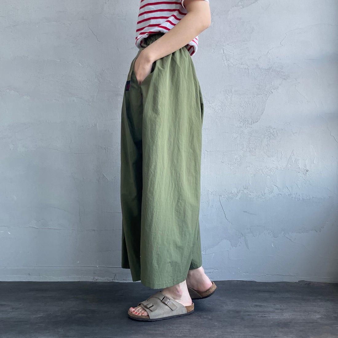 GRAMiCCi [グラミチ] ナイロンフレアパンツ [G2SW-SK034] OLIVE &&モデル身長：160cm 着用サイズ：M&&