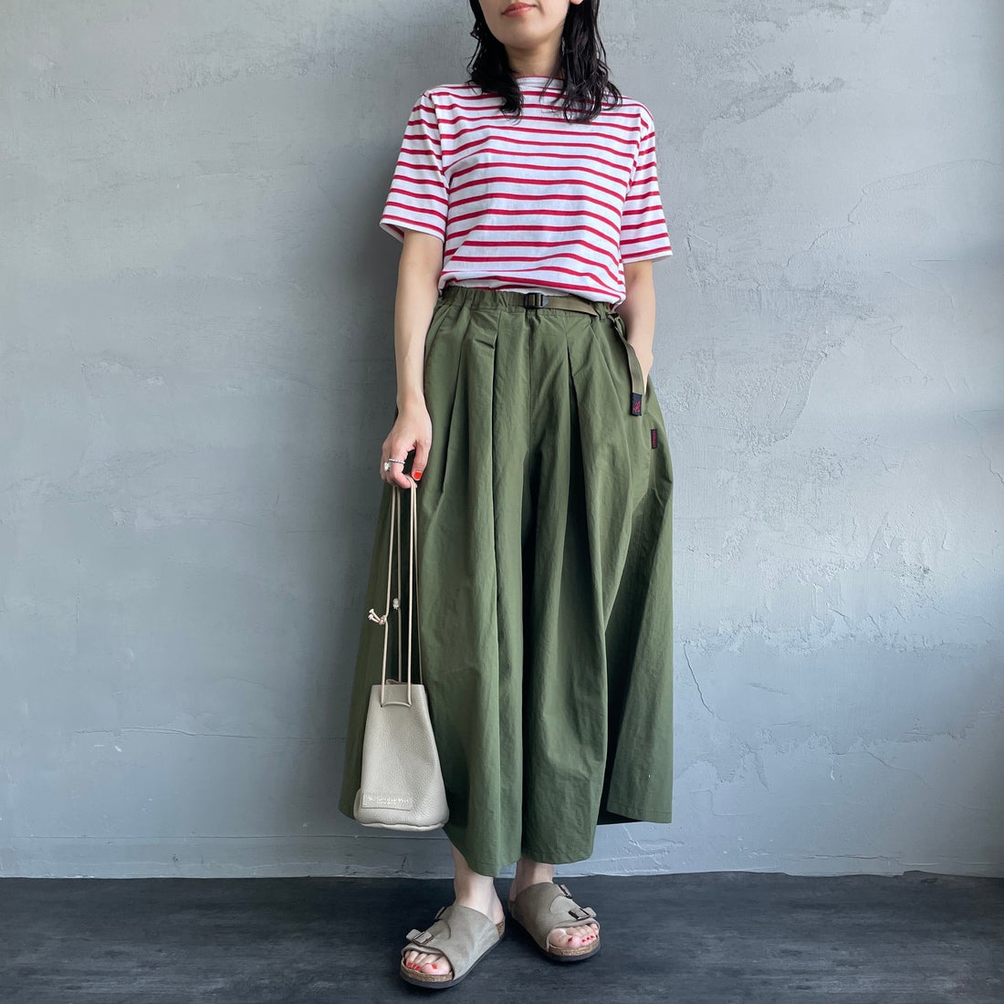 GRAMiCCi [グラミチ] ナイロンフレアパンツ [G2SW-SK034] OLIVE &&モデル身長：160cm 着用サイズ：M&&
