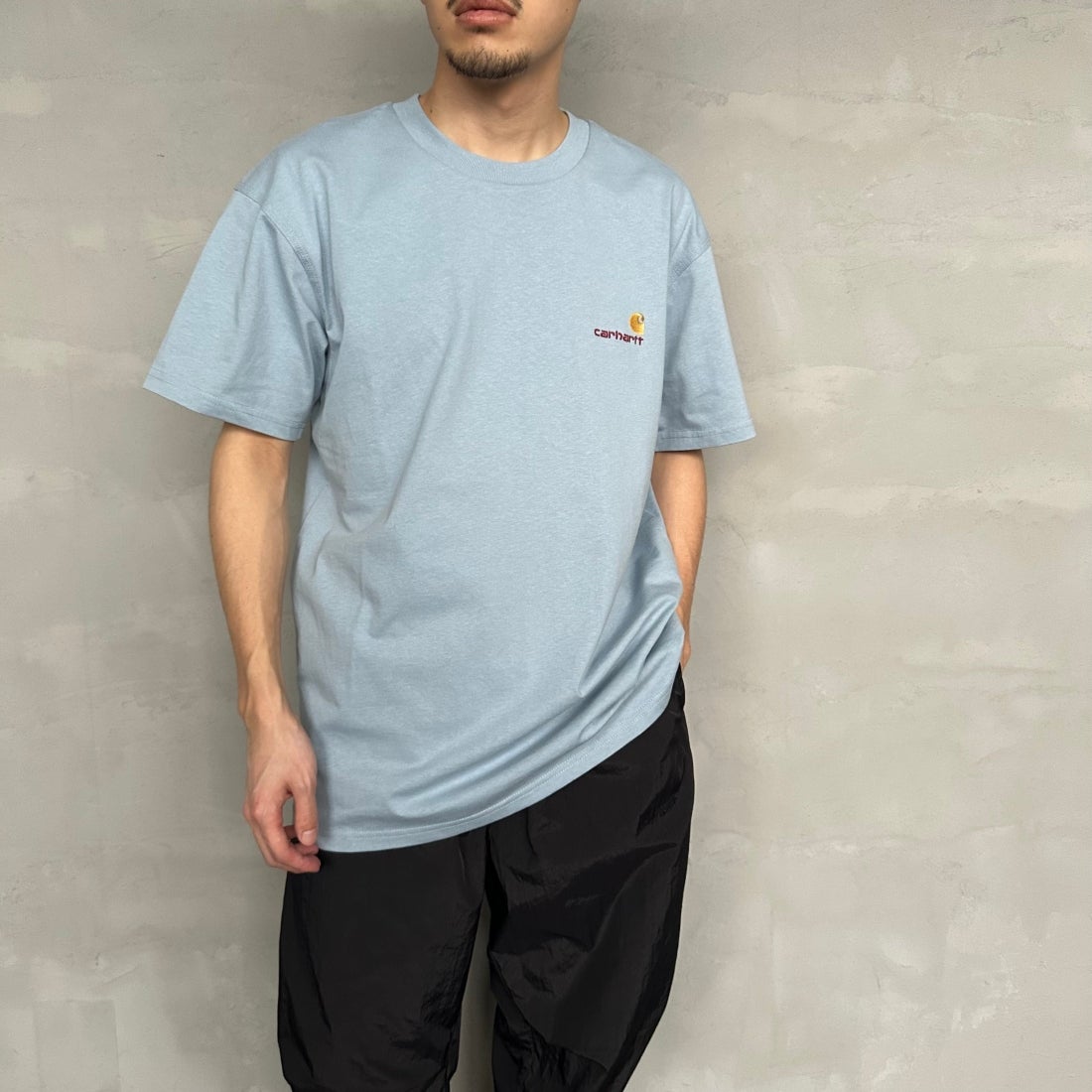 carhartt WIP [カーハートダブリューアイピー] ショートスリーブアメリカンスクリプトTシャツ [I029956] FROSTED BL &&モデル身長：168cm 着用サイズ：M&&