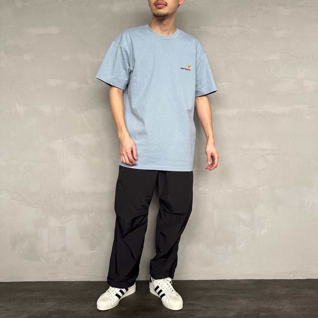 carhartt WIP [カーハートダブリューアイピー] ショートスリーブアメリカンスクリプトTシャツ [I029956] FROSTED BL &&モデル身長：168cm 着用サイズ：M&&