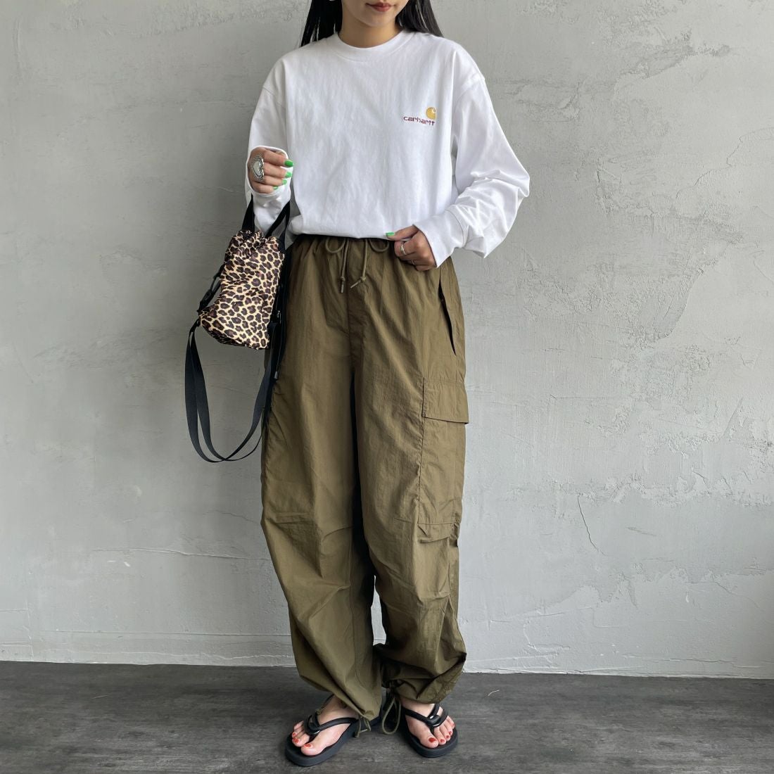 carhartt WIP [カーハートダブリューアイピー] ロングスリーブアメリカンスクリプトTシャツ [I029955] WHITE &&モデル身長：156cm 着用サイズ：XS&&