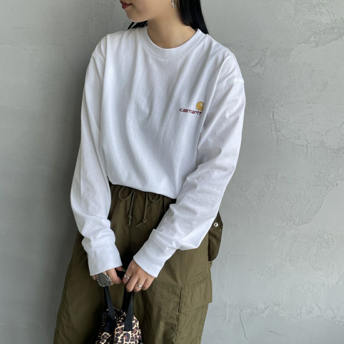 carhartt WIP [カーハートダブリューアイピー] ロングスリーブアメリカンスクリプトTシャツ [I029955] WHITE &&モデル身長：156cm 着用サイズ：XS&&
