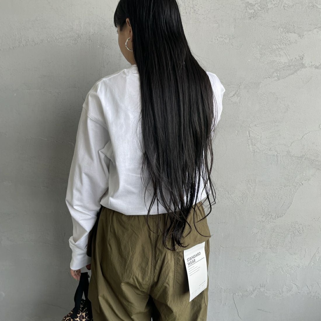 carhartt WIP [カーハートダブリューアイピー] ロングスリーブアメリカンスクリプトTシャツ [I029955] WHITE &&モデル身長：156cm 着用サイズ：XS&&