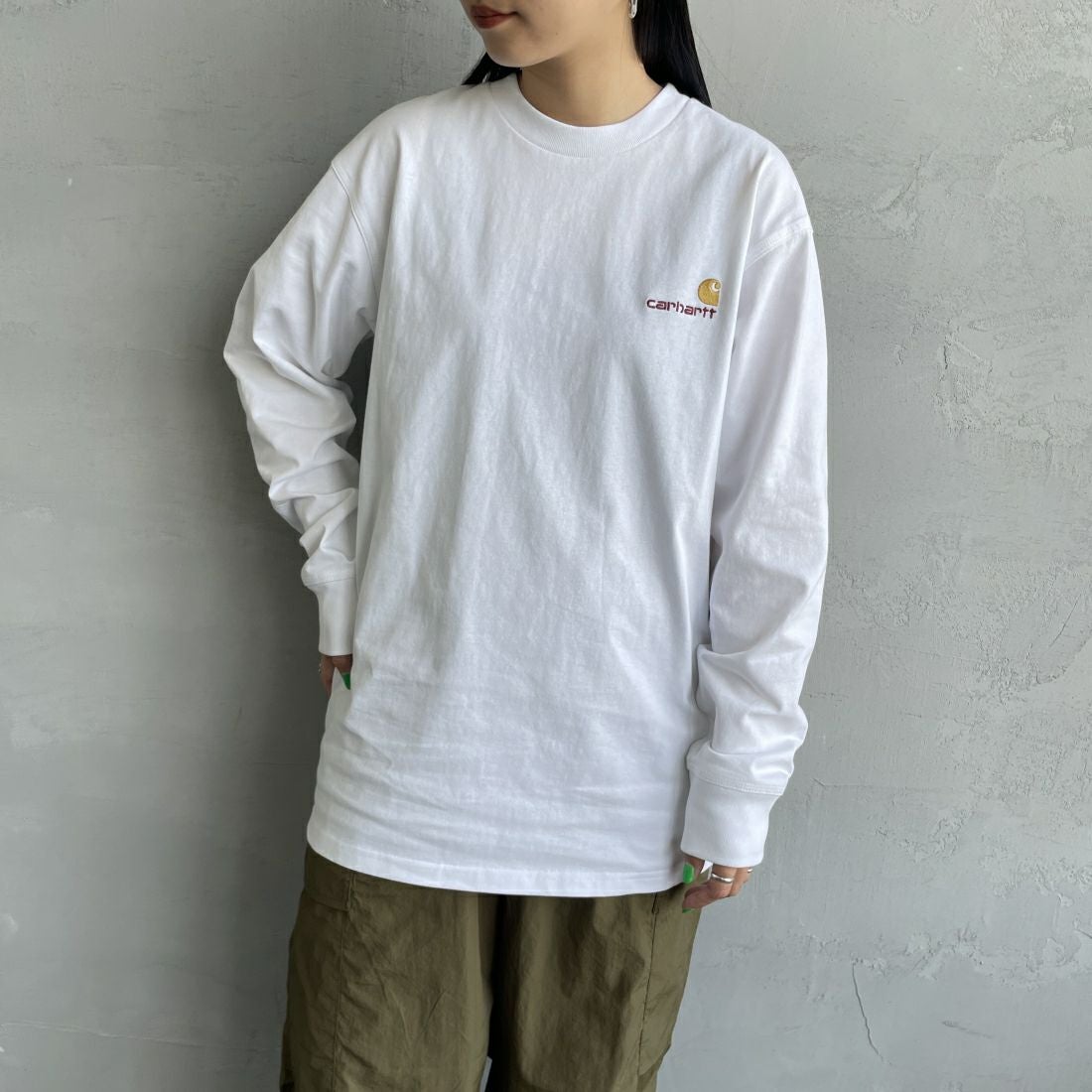 carhartt WIP [カーハートダブリューアイピー] ロングスリーブアメリカンスクリプトTシャツ [I029955] WHITE &&モデル身長：156cm 着用サイズ：XS&&