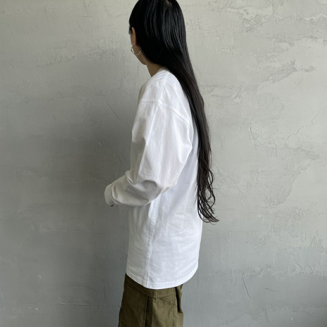 carhartt WIP [カーハートダブリューアイピー] ロングスリーブアメリカンスクリプトTシャツ [I029955] WHITE &&モデル身長：156cm 着用サイズ：XS&&