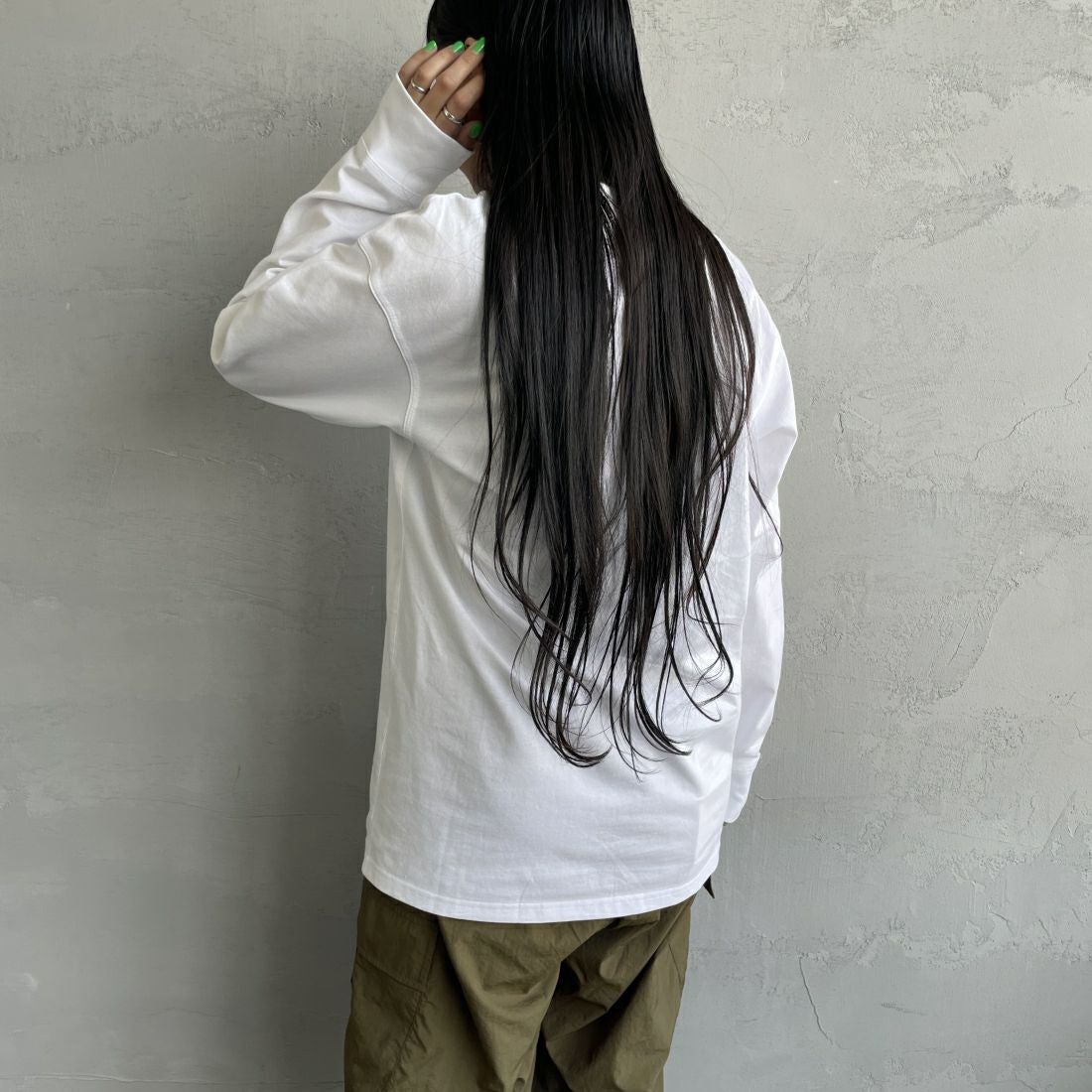 carhartt WIP [カーハートダブリューアイピー] ロングスリーブアメリカンスクリプトTシャツ [I029955] WHITE &&モデル身長：156cm 着用サイズ：XS&&