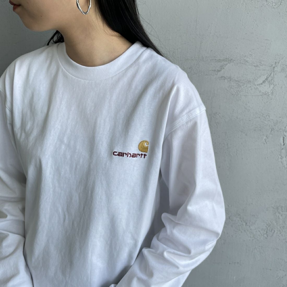 carhartt WIP [カーハートダブリューアイピー] ロングスリーブアメリカンスクリプトTシャツ [I029955] WHITE &&モデル身長：156cm 着用サイズ：XS&&