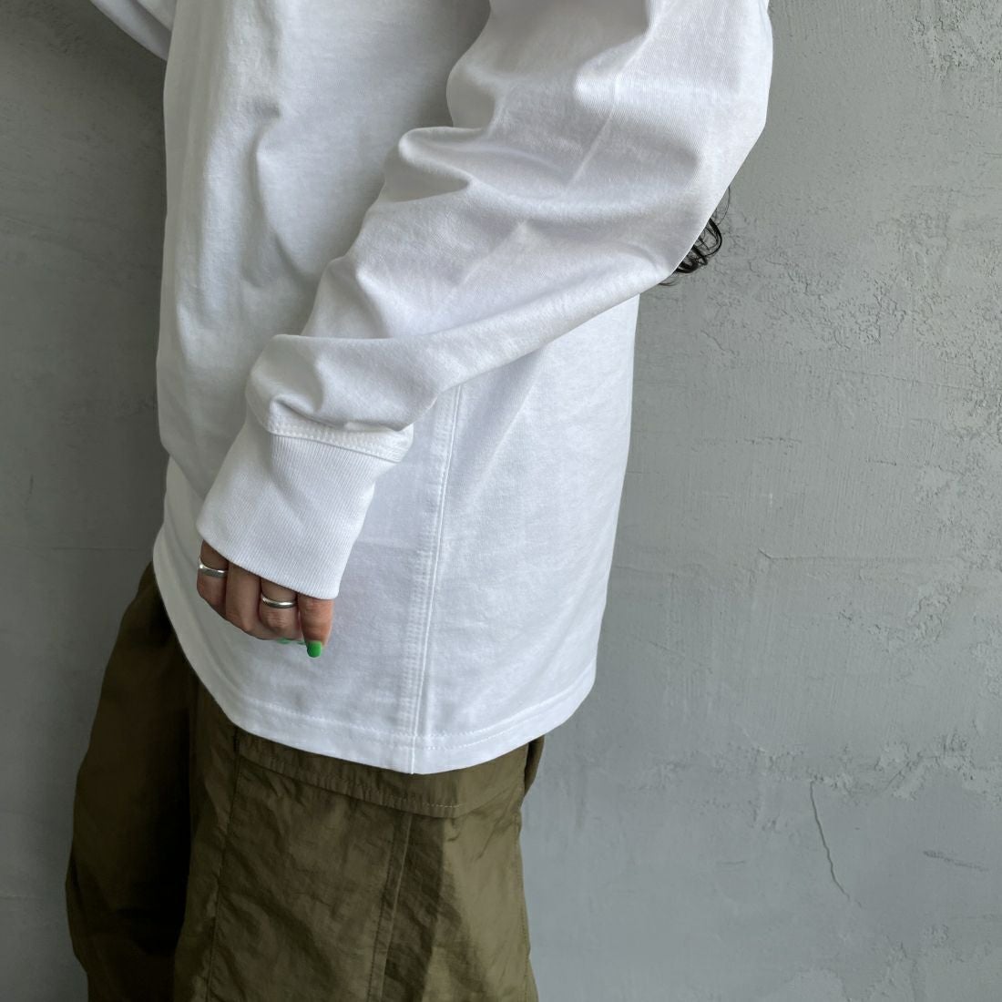 carhartt WIP [カーハートダブリューアイピー] ロングスリーブアメリカンスクリプトTシャツ [I029955] WHITE &&モデル身長：156cm 着用サイズ：XS&&