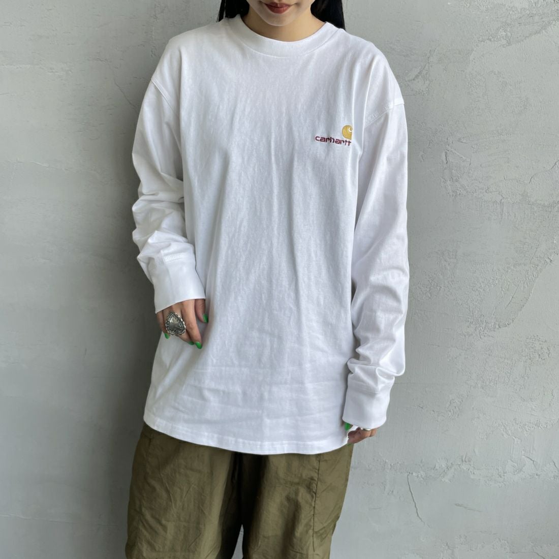 carhartt WIP [カーハートダブリューアイピー] ロングスリーブアメリカンスクリプトTシャツ [I029955] WHITE &&モデル身長：156cm 着用サイズ：S&&