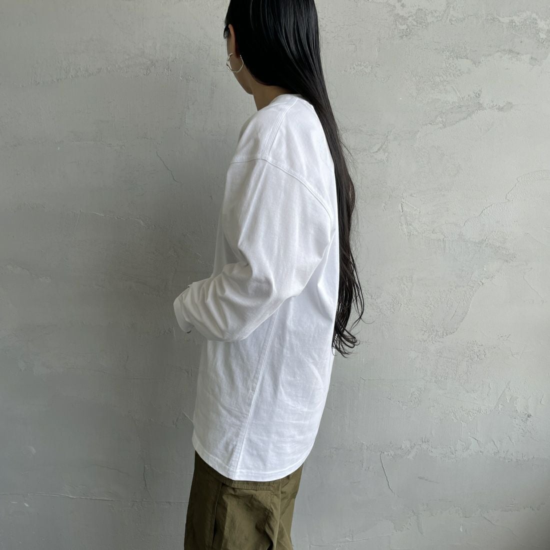 carhartt WIP [カーハートダブリューアイピー] ロングスリーブアメリカンスクリプトTシャツ [I029955] WHITE &&モデル身長：156cm 着用サイズ：S&&