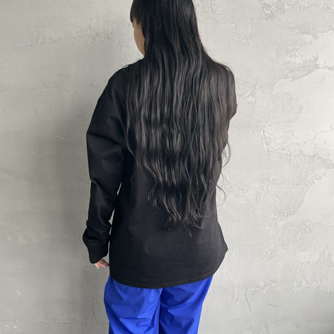 carhartt WIP [カーハートダブリューアイピー] ロングスリーブアメリカンスクリプトTシャツ [I029955] BLACK &&モデル身長：156cm 着用サイズ：S&&