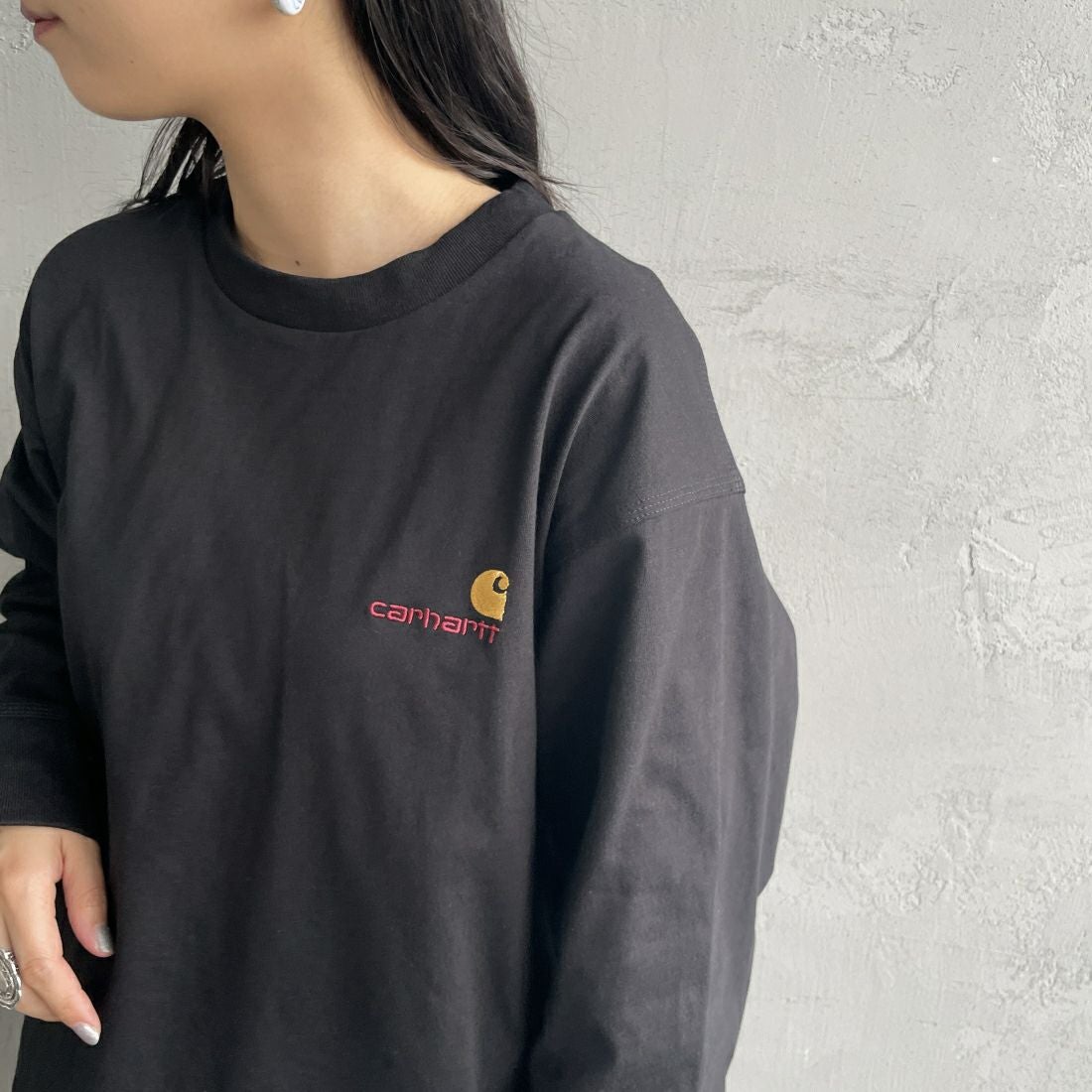 carhartt WIP [カーハートダブリューアイピー] ロングスリーブアメリカンスクリプトTシャツ [I029955] BLACK &&モデル身長：156cm 着用サイズ：S&&