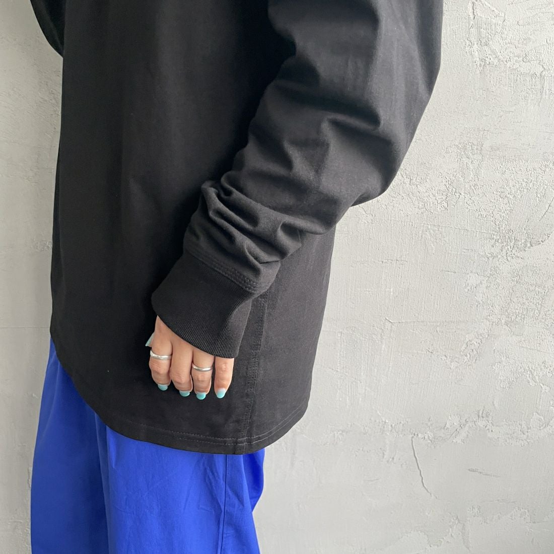 carhartt WIP [カーハートダブリューアイピー] ロングスリーブアメリカンスクリプトTシャツ [I029955] BLACK &&モデル身長：156cm 着用サイズ：S&&