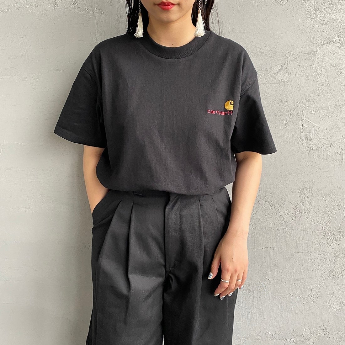 carhartt WIP [カーハートダブリューアイピー] ショートスリーブアメリカンスクリプトTシャツ [I029956] BLACK &&モデル身長：156cm 着用サイズ：XS&&