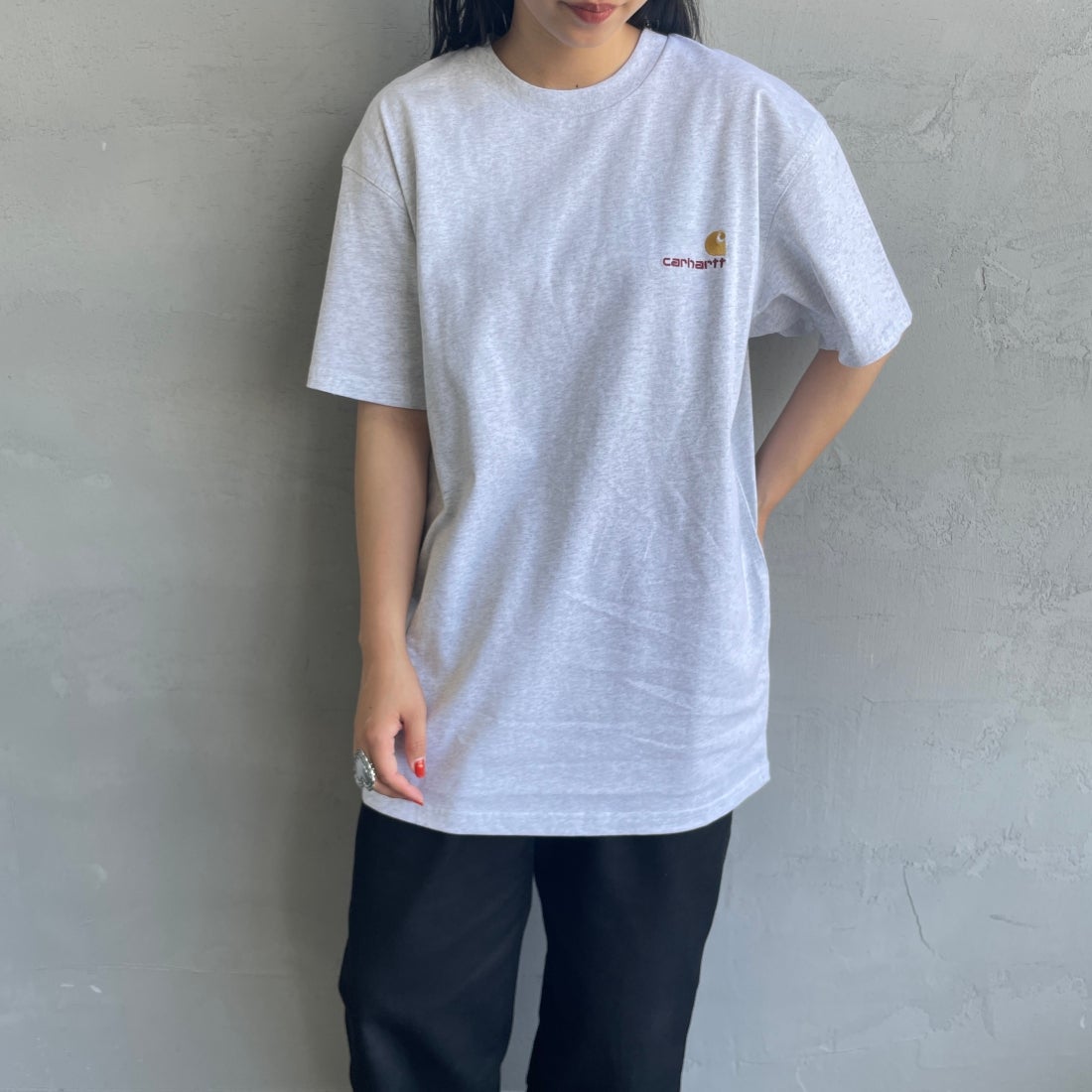 carhartt WIP [カーハートダブリューアイピー] ショートスリーブアメリカンスクリプトTシャツ [I029956] ASH HEATHE &&モデル身長：156cm 着用サイズ：S&&
