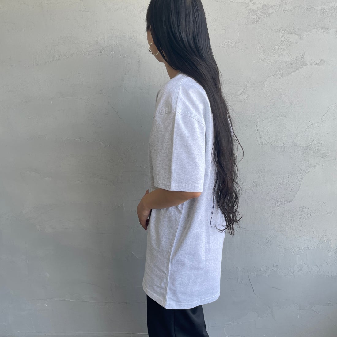 carhartt WIP [カーハートダブリューアイピー] ショートスリーブアメリカンスクリプトTシャツ [I029956] ASH HEATHE &&モデル身長：156cm 着用サイズ：S&&