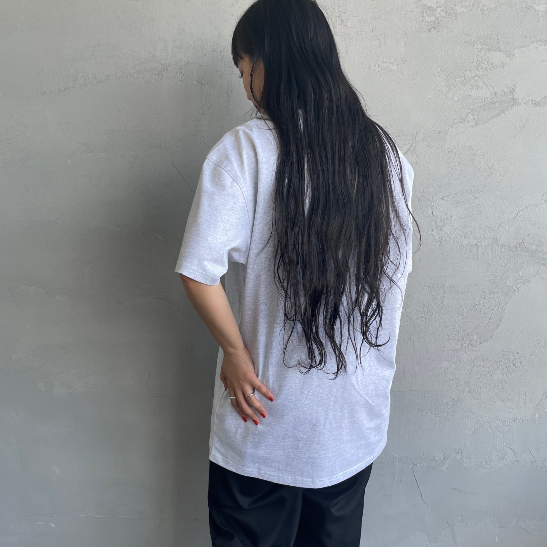 carhartt WIP [カーハートダブリューアイピー] ショートスリーブアメリカンスクリプトTシャツ [I029956] ASH HEATHE &&モデル身長：156cm 着用サイズ：S&&