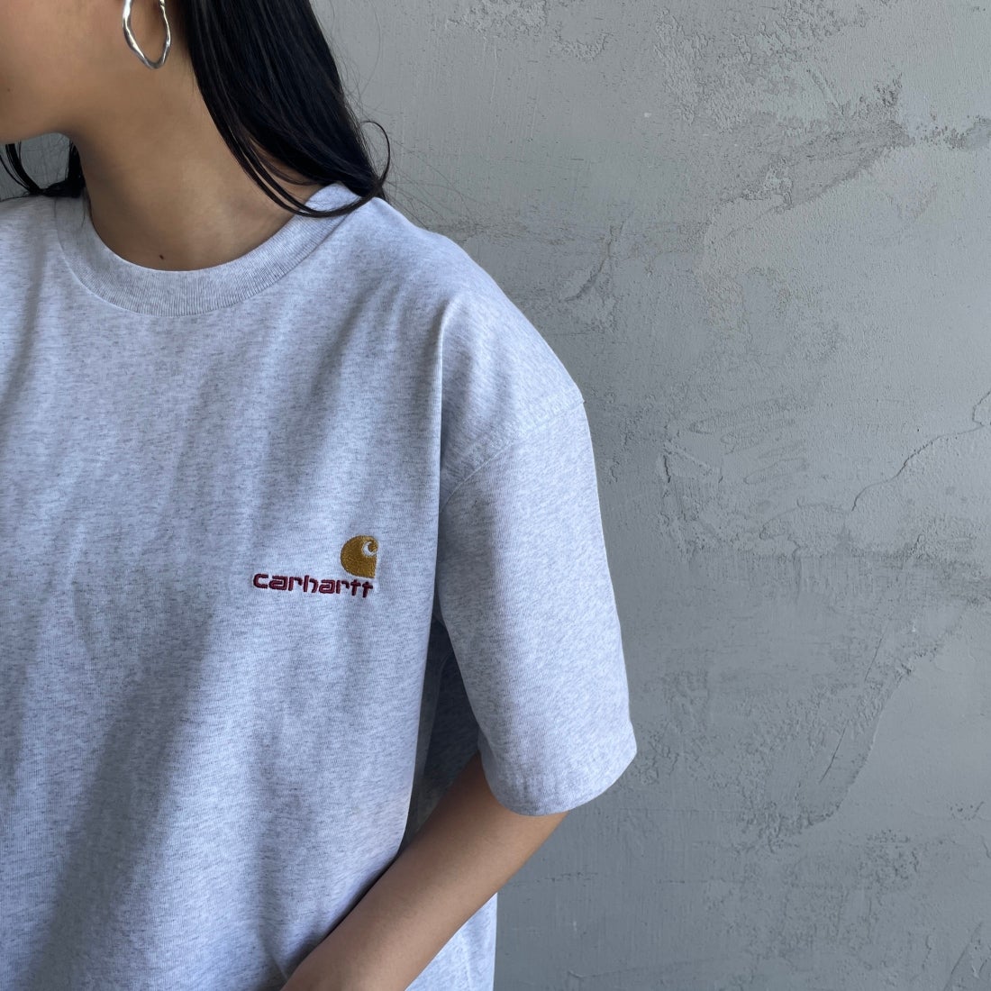 carhartt WIP [カーハートダブリューアイピー] ショートスリーブアメリカンスクリプトTシャツ [I029956] ASH HEATHE &&モデル身長：156cm 着用サイズ：S&&