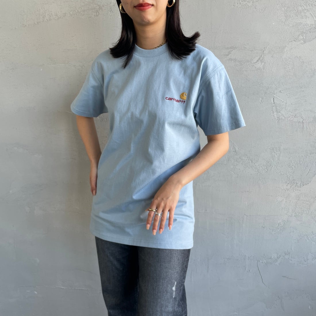 carhartt WIP [カーハートダブリューアイピー] ショートスリーブアメリカンスクリプトTシャツ [I029956] FROSTED BL &&モデル身長：163cm 着用サイズ：XS&&