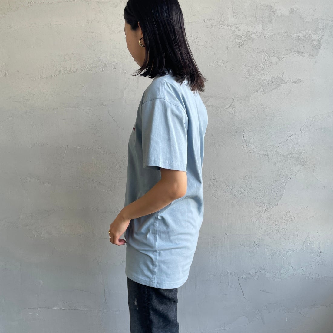 carhartt WIP [カーハートダブリューアイピー] ショートスリーブアメリカンスクリプトTシャツ [I029956] FROSTED BL &&モデル身長：163cm 着用サイズ：XS&&