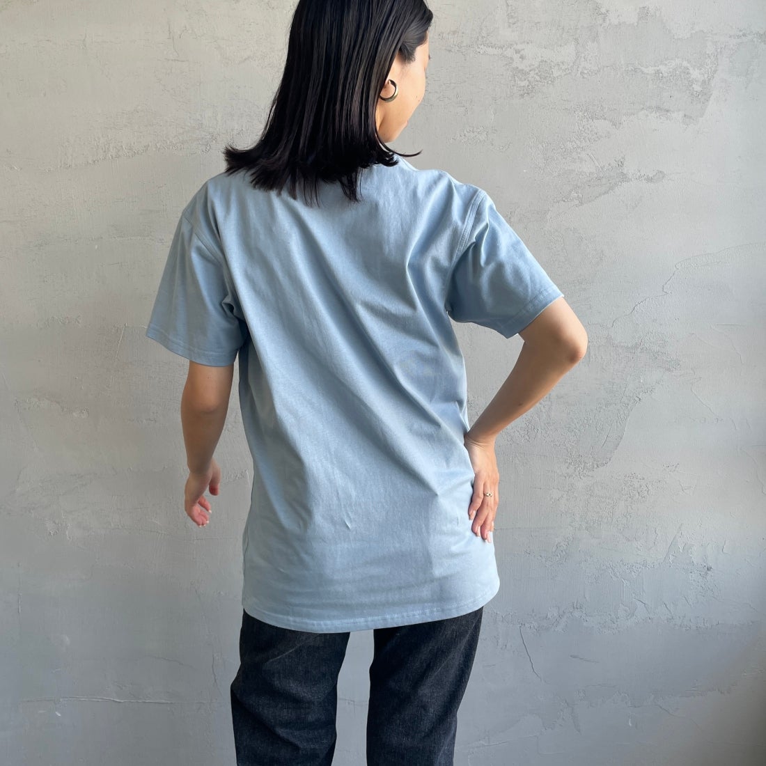 carhartt WIP [カーハートダブリューアイピー] ショートスリーブアメリカンスクリプトTシャツ [I029956] FROSTED BL &&モデル身長：163cm 着用サイズ：XS&&