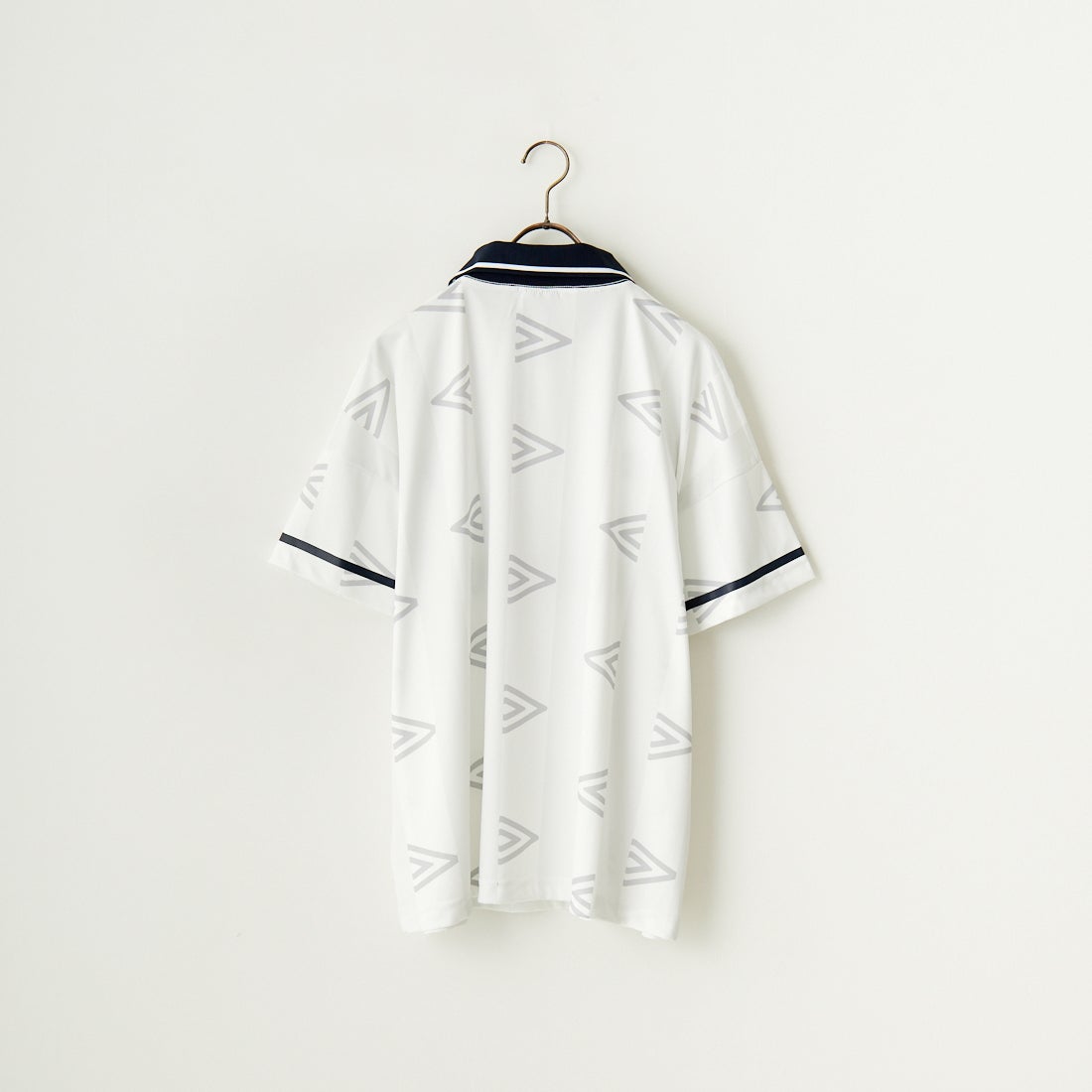 umbro [アンブロ] 別注 総柄プリント ゲームシャツ [UMNK-G0033-JF] WHITE