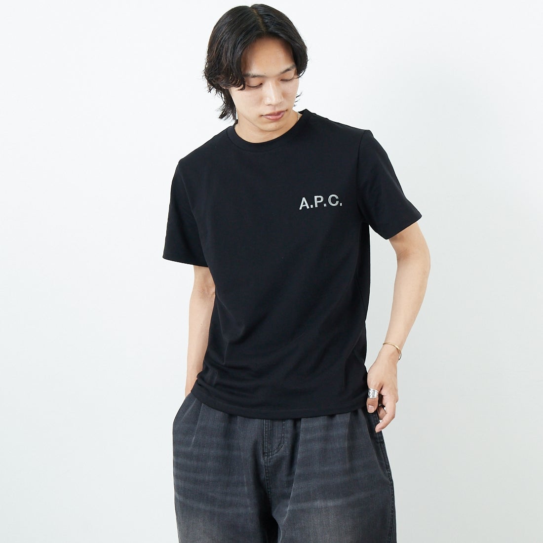 A.P.C. [アー・ペー・セー] 別注 ロゴ刺繍Tシャツ [BRODE-LOGO-JF] BLK/GRY &&モデル身長：179cm 着用サイズ：L&&