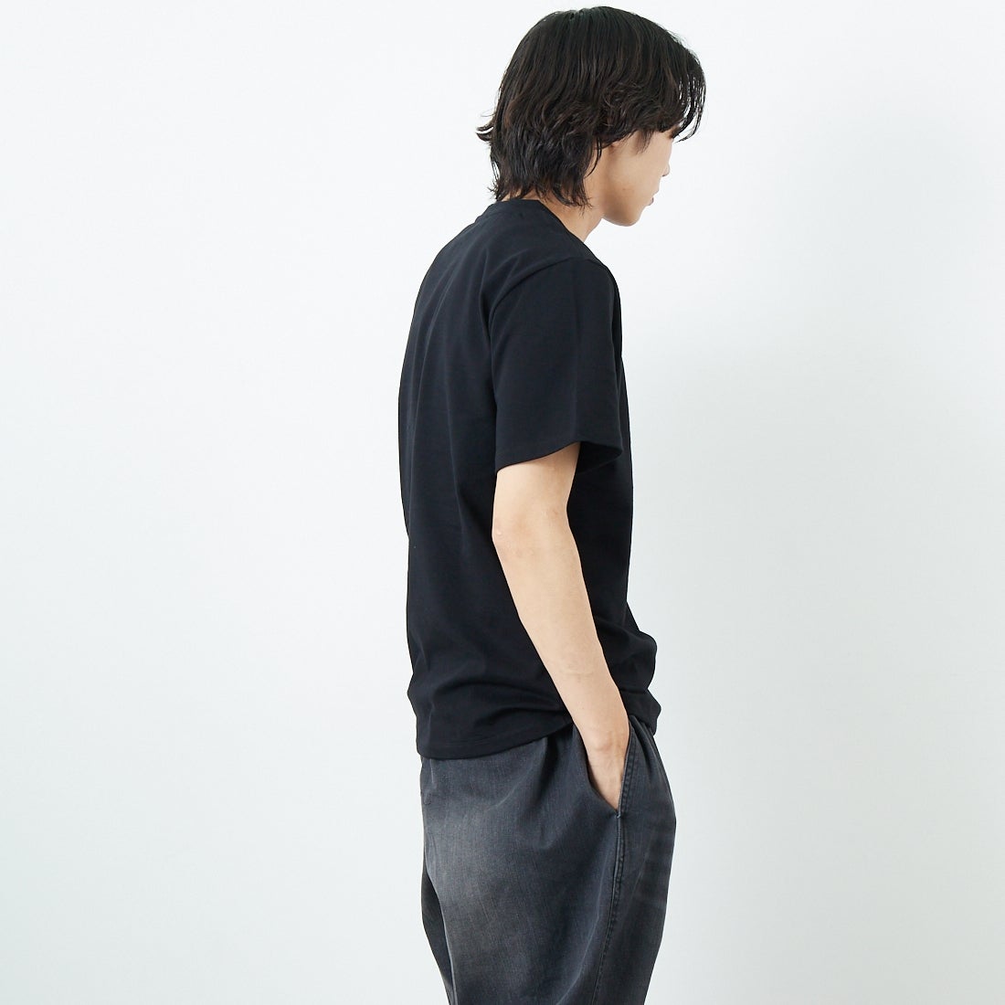 A.P.C. [アー・ペー・セー] 別注 ロゴ刺繍Tシャツ [BRODE-LOGO-JF] BLK/GRY &&モデル身長：179cm 着用サイズ：L&&
