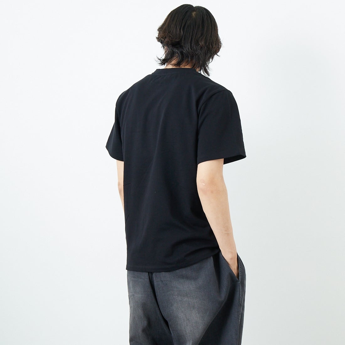A.P.C. [アー・ペー・セー] 別注 ロゴ刺繍Tシャツ [BRODE-LOGO-JF] BLK/GRY &&モデル身長：179cm 着用サイズ：L&&