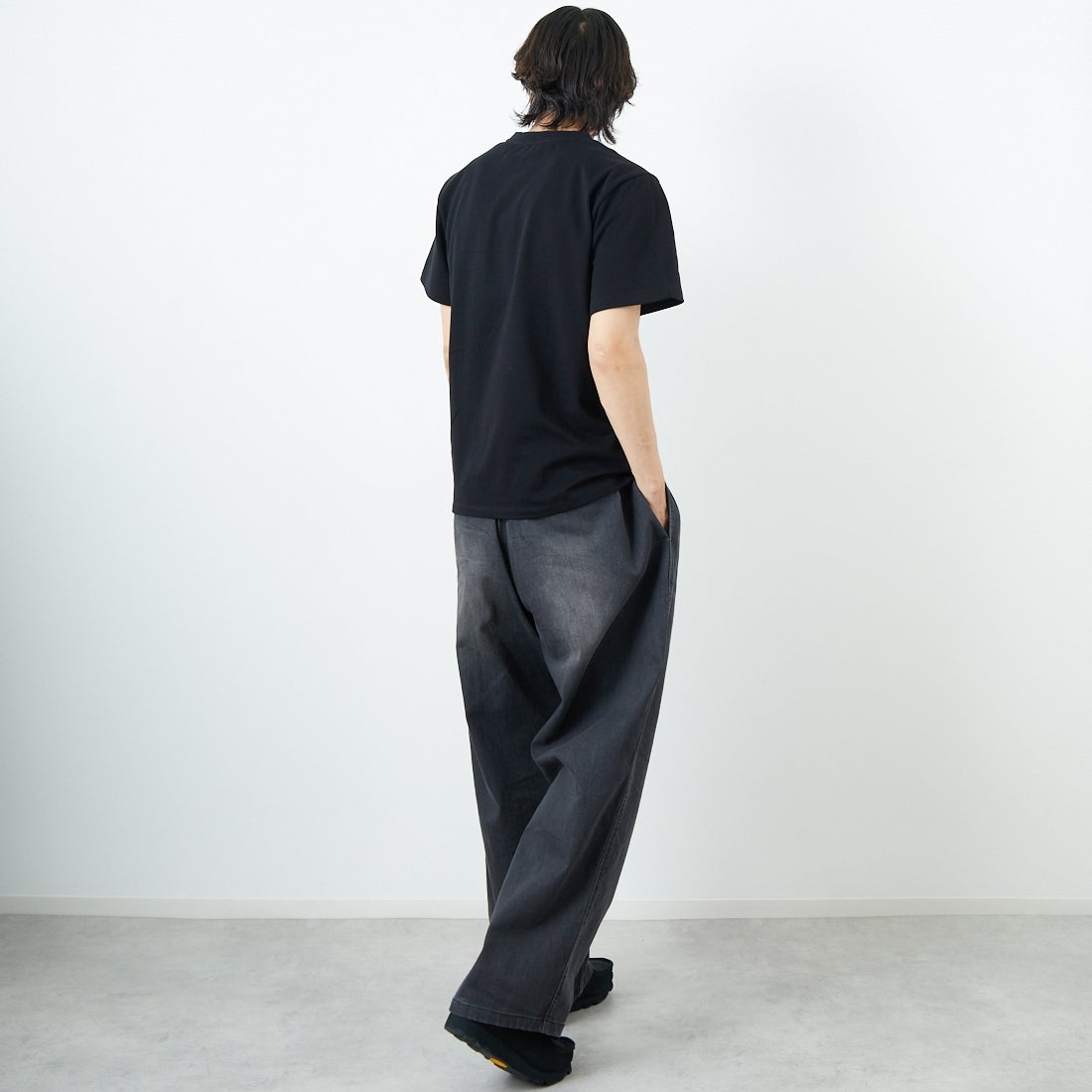 A.P.C. [アー・ペー・セー] 別注 ロゴ刺繍Tシャツ [BRODE-LOGO-JF] BLK/GRY &&モデル身長：179cm 着用サイズ：L&&