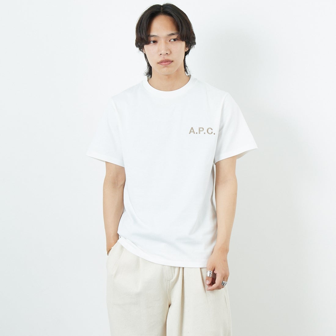 A.P.C. [アー・ペー・セー] 別注 ロゴ刺繍Tシャツ [BRODE-LOGO-JF]  WHT/BGE &&モデル身長：179cm 着用サイズ：L&&